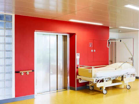 Aufzugsanlage in einem Krankenhaus